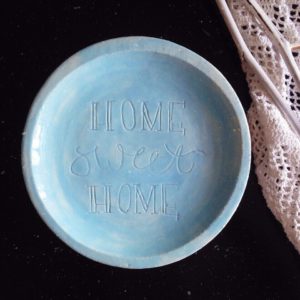 тарелка с надписью "home sweet home"