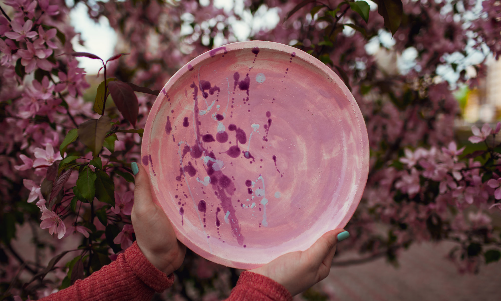 тарелка розовая с каплями большая
